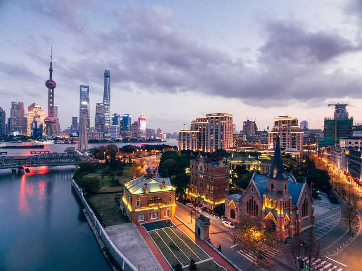 上海高科技产品革新生活，智能时代的骄傲新体验